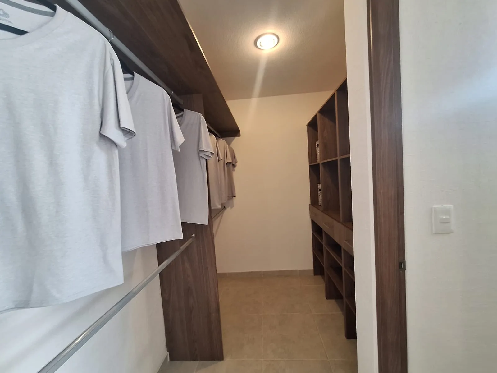 Zákia. Recámara planta baja. Walking closet