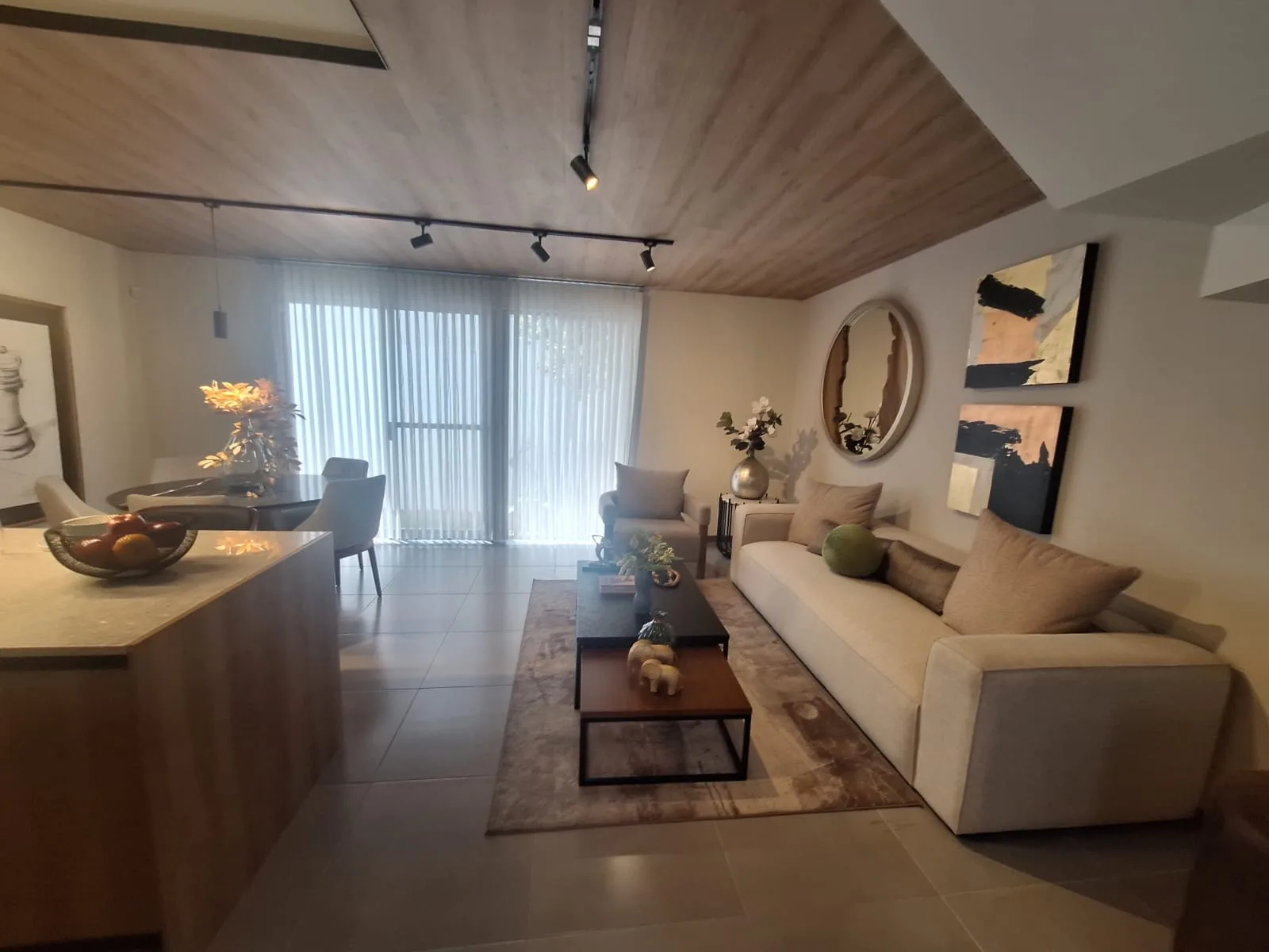Zákia. Isla en cocina, walking closet y recepción