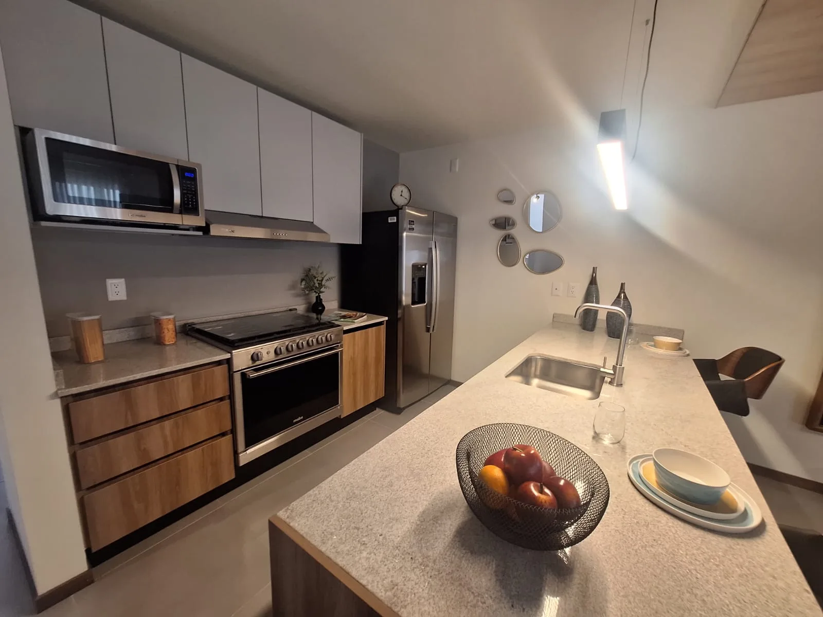 Zákia. Isla en cocina, walking closet y recepción