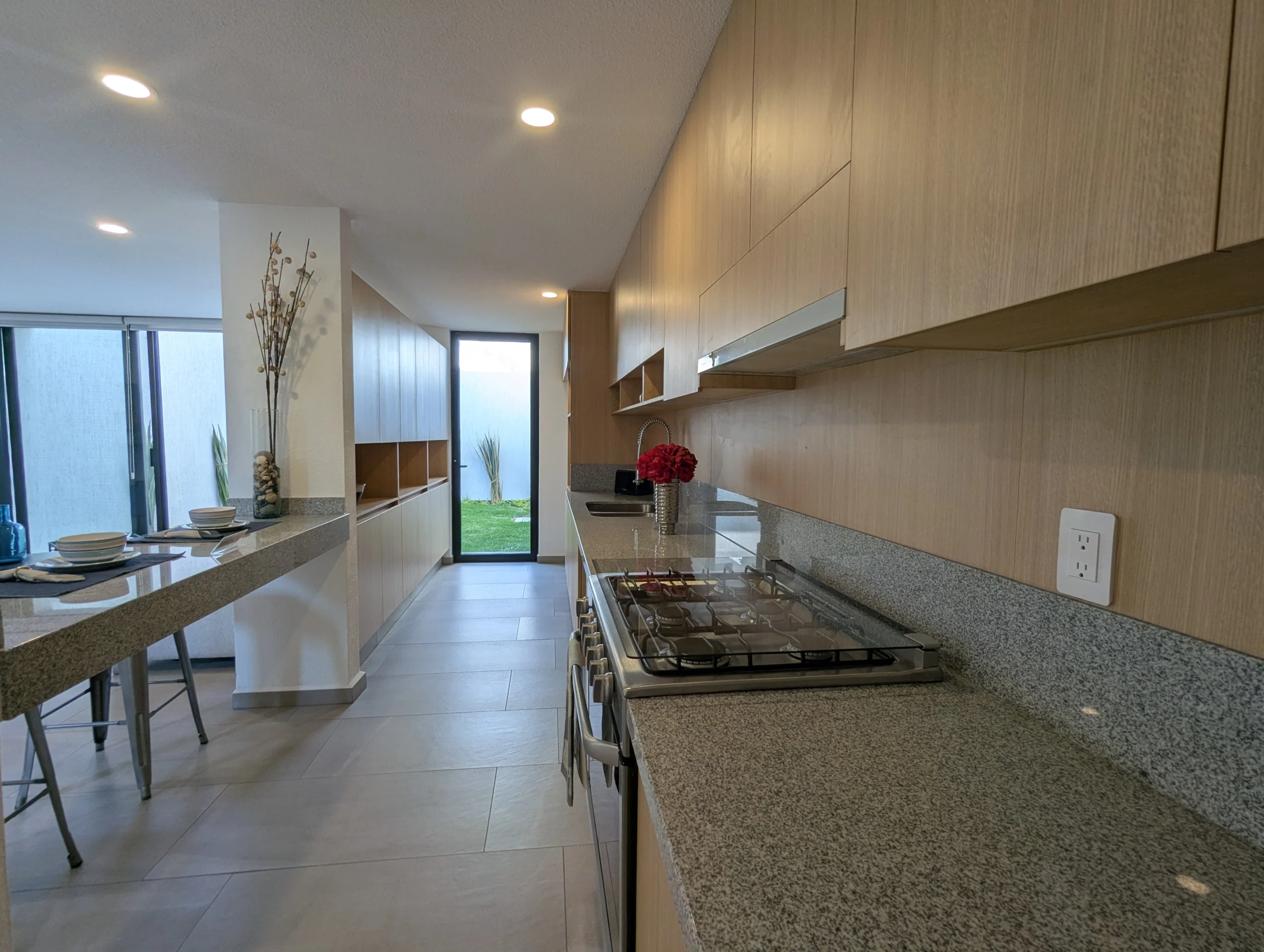 Altos Juriquilla. Sonido ambiente, área de lavado y cocina equipada