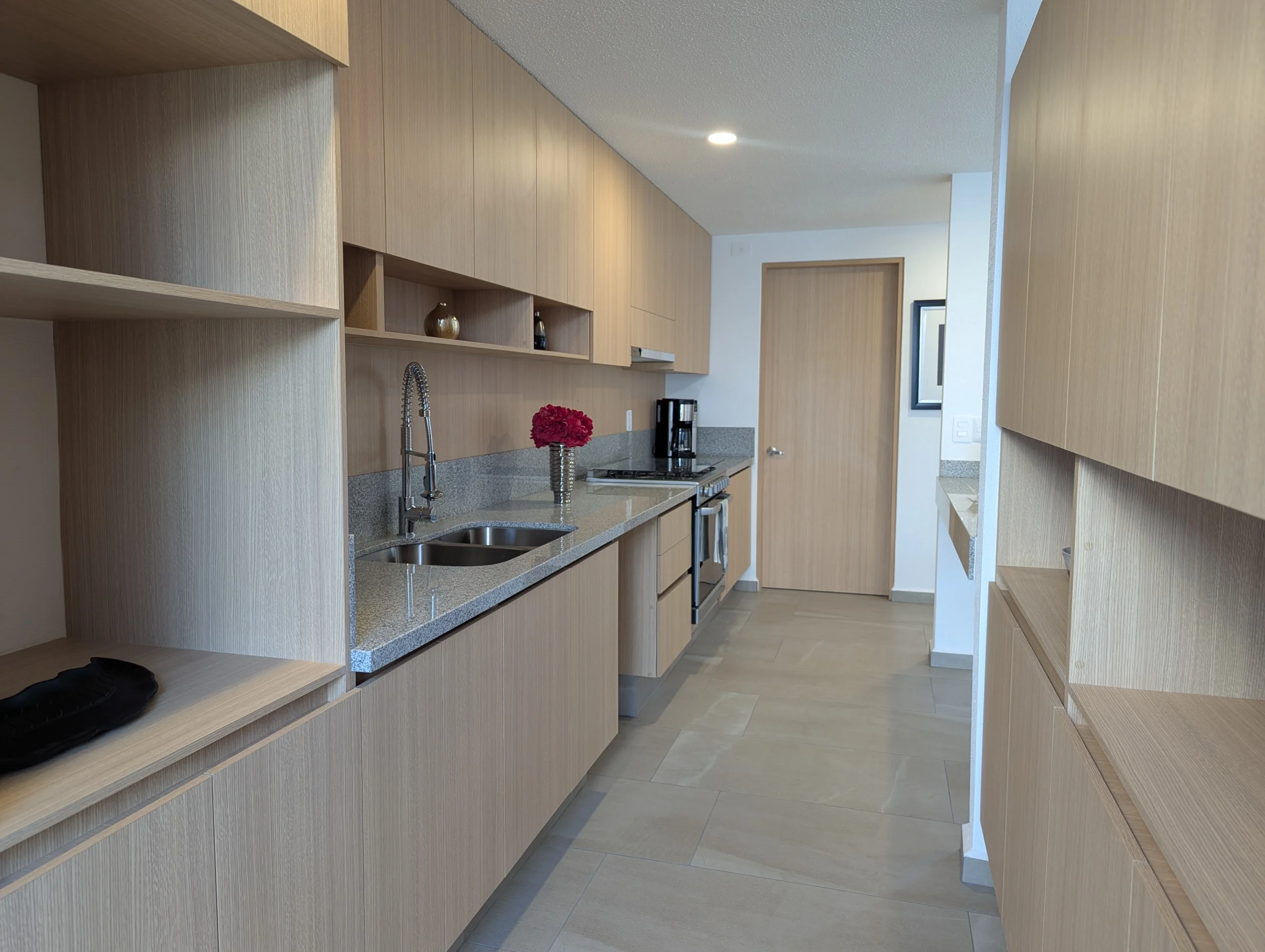 Altos Juriquilla. Sonido ambiente, área de lavado y cocina equipada