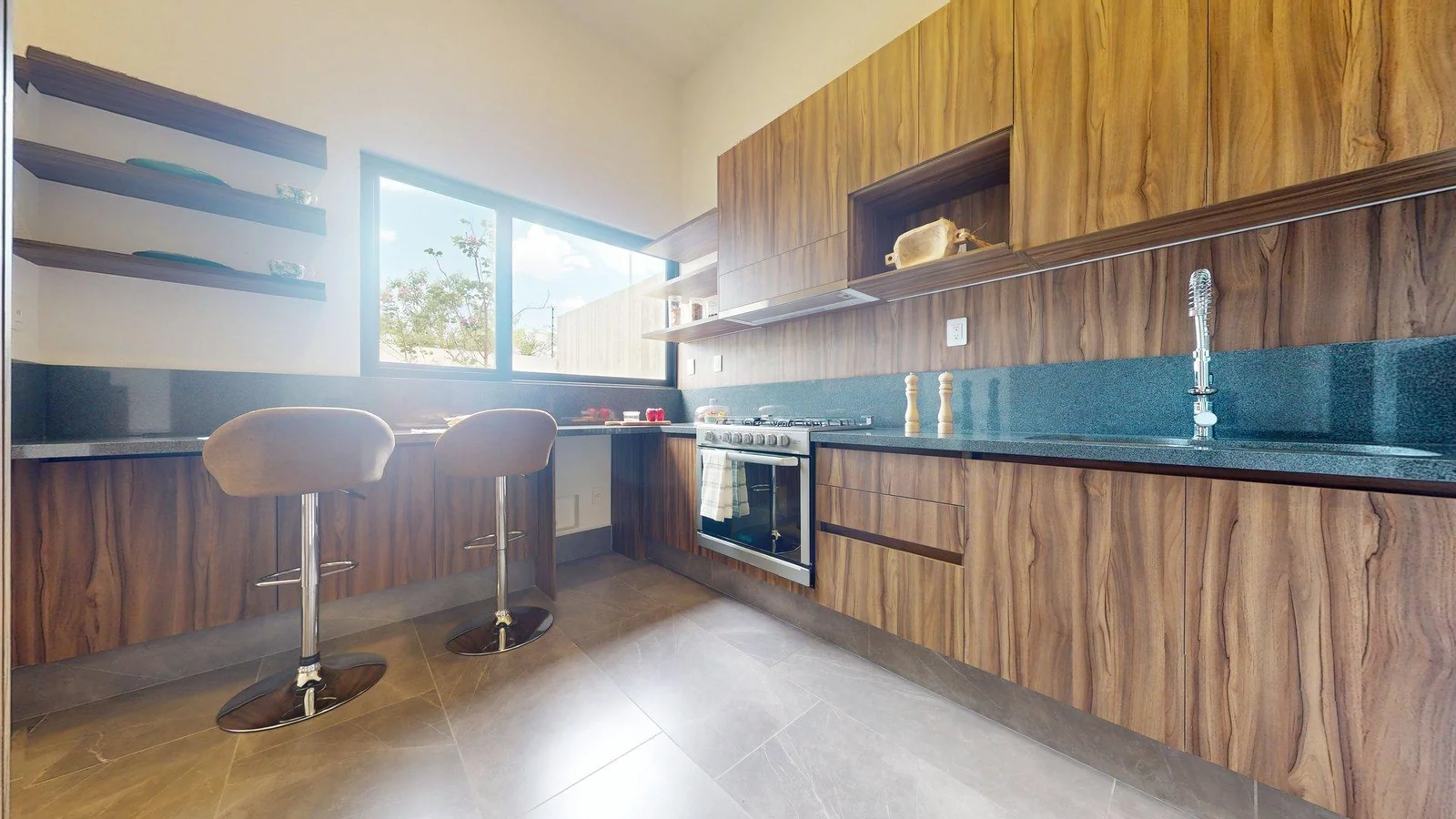 Altos Juriquilla. Estudio, sonido ambiente y cocina equipada