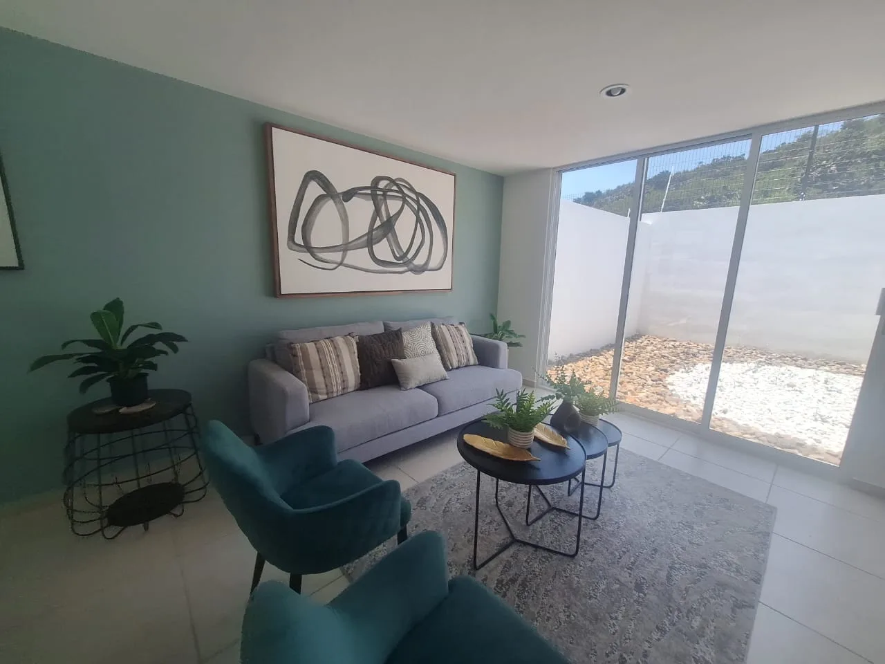 Zibatá, Amplio jardín y Sala de T.V.