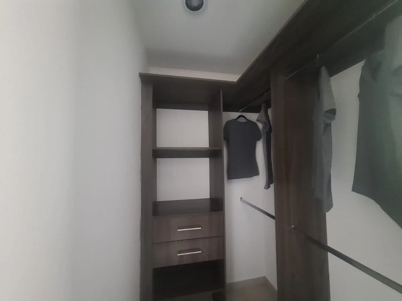 Zibatá, Amplio jardín y Sala de T.V.