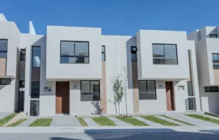 Altos Juriquilla. Recámara planta baja, área de lavado, sala tv y walking closet