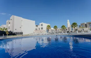 Altos Juriquilla. Recámara planta baja, área de lavado, sala tv y walking closet